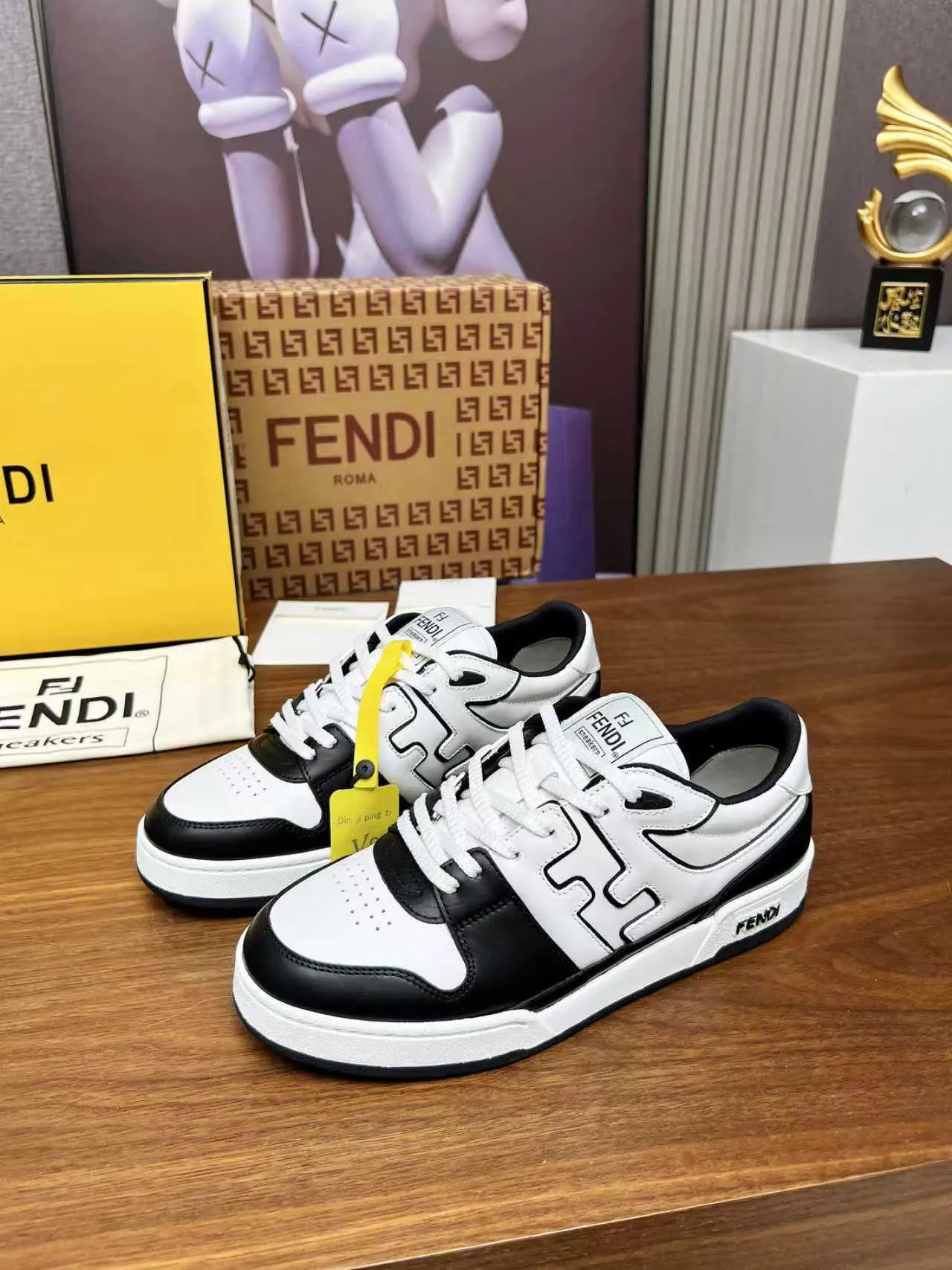 Factory price 660💰 Fendi·Fendi⛳️Hot-selling 35--45 couple model👫 FD match Original purchase for RMB14340 One-to-one reproduction Designer Kim Jones's first sneaker fendi match and Donkey brand Trainer basketball sneakers, fresh blood injected with FF retro design Super good-looking and versatile, the upper is made of cowhide and cowhide splicing combination, with concave and convex double F on the side The logo lining is made of terry velvet 🤗Super soft on the feet, lightweight and comfortable to match with a sweatshirt, original full package! ✦ Fabric: cowhide + cowhide color matching ✦ Lining: original terry velvet lining ✦ Sole: original molded multi-color color matching sole ✦ Sole: mesh injection molding pad ✦ Sole thickness: 3.5cm ✦ Female size: 35--40, female 40 customized ✦ Male size: 39--45, male 45 customized